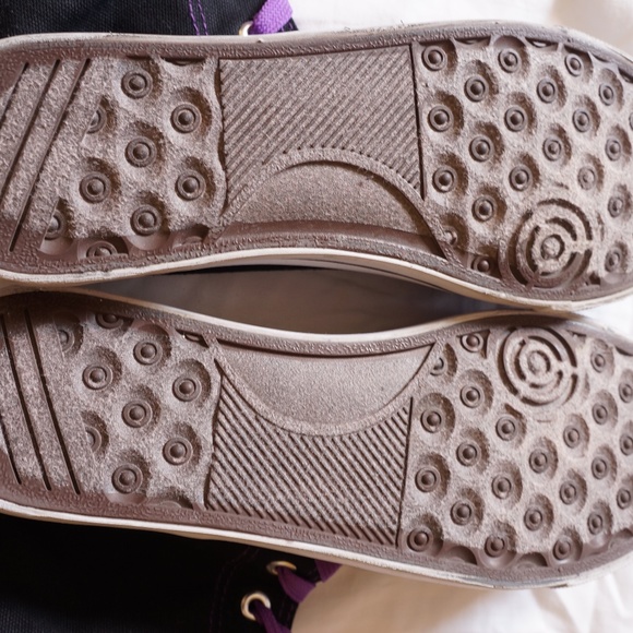 Black high tops canvas shoe with purple laces - Picture 2 of 2